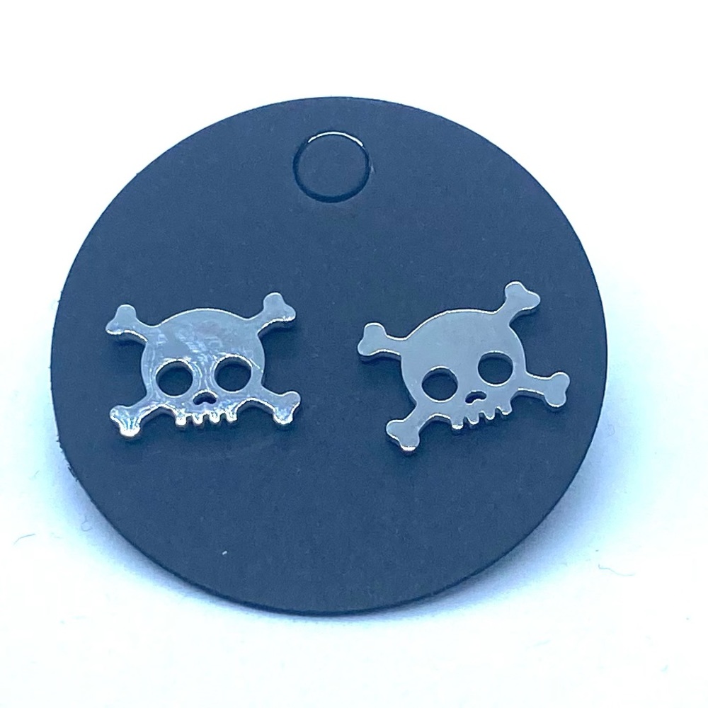 Stainless steel cutout skull earrings NWOT